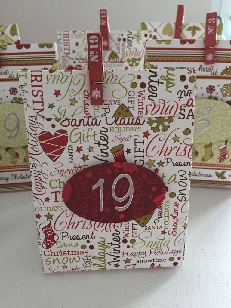 Tütenkalender mit Weihnachtsstempeln