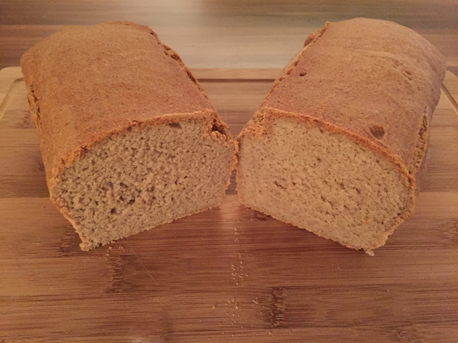 Glutenfreies Brot aus hellem, dunklen und Buchweizenmehl