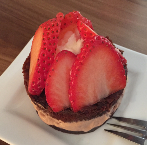 Foto Mini-Törtchen mit Schokosahne und Erdbeeren