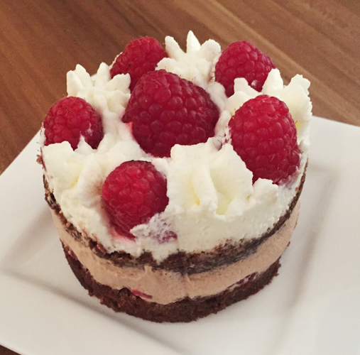 Foto Mini-Törtchen mit Schokosahne und Himbeeren